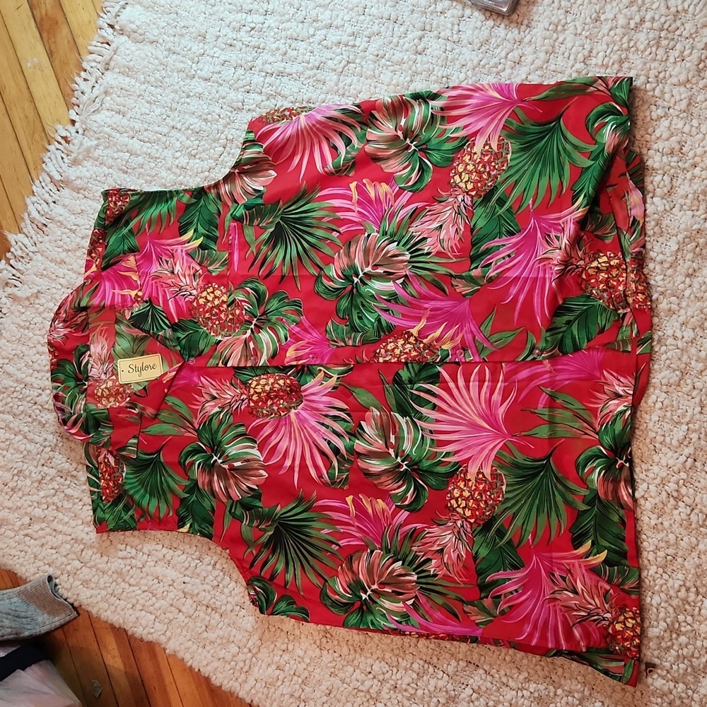 Collared tropical print sleeveless blouse